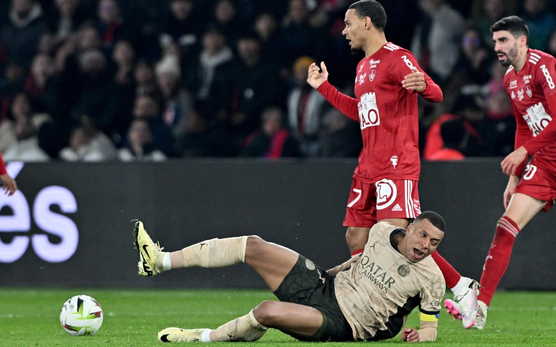 PSG toma empate do Brest e frustra estreia de Beraldo como titular no Campeonato Francês